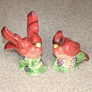 VTG ceramic Cardinal salt and pepper shakers red bird kitchen set